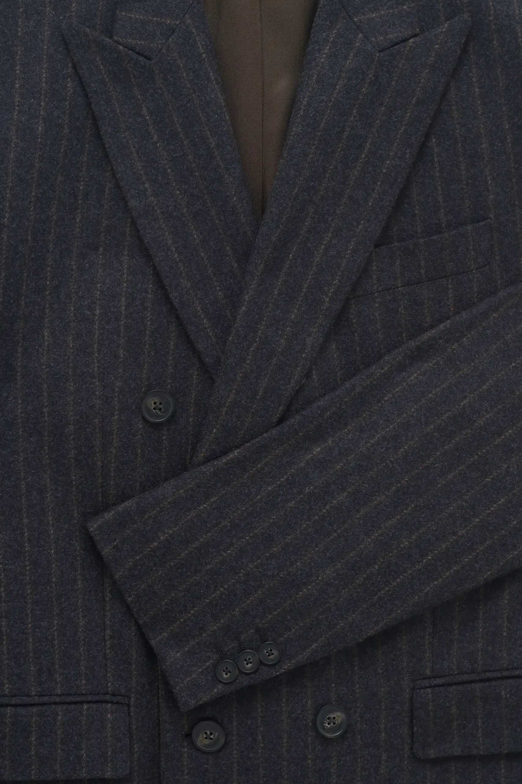 La Veste De Costume Croisée Rayée